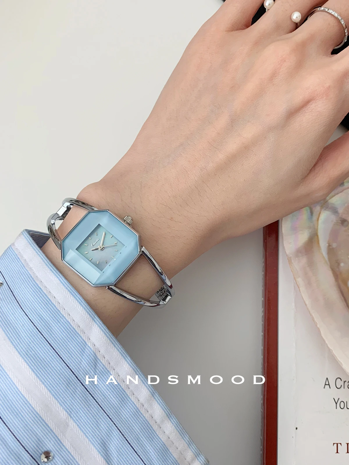 A sophisticated and elegant blue openwork bracelet, perfect for women. A refined quartz watch and a perfect gift for ladies.