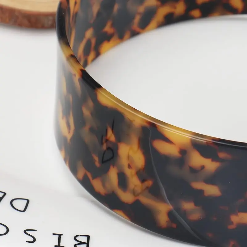 Dickes Schildpatt-Stirnband mit Zähnen für Frauen 1,5 Zoll Rutschfest Vielseitig Breites Retro-Acetat-Kunststoff-Stirnband – Detail 6