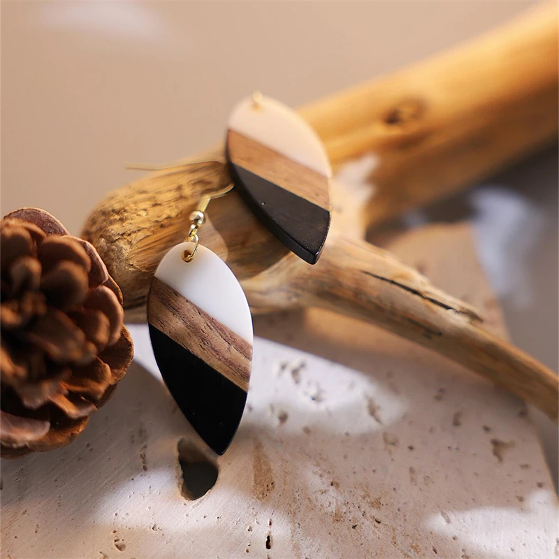 2-piece retro natural wood resin feather leaf shaped earrings for women, bohemian minimalist style, back to school season gift