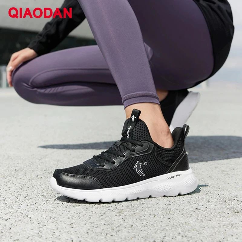 QIAODAN 여성용 메쉬 러닝 2025 신상 경량 편안한 충격 흡수 통기성 솔리드 아웃도어 스니커즈 XM26211801