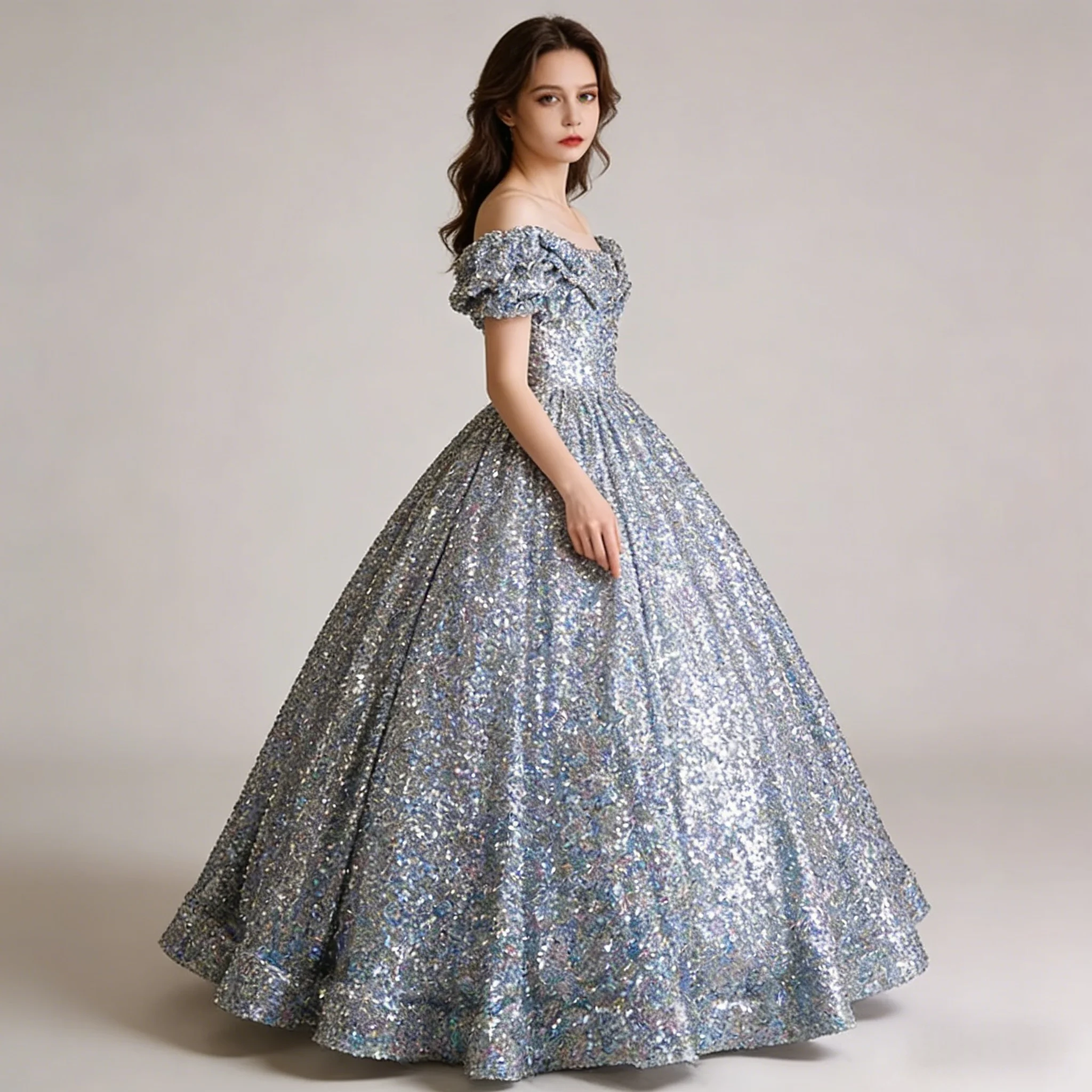 abito-da-damigella-d'onore-personalizzato-in-argento-per-matrimonio-o-festa-di-natale-con-spalle-scoperte-maniche-a-sbuffo-e-gonna-a-balze-con-paillettes-scintillanti