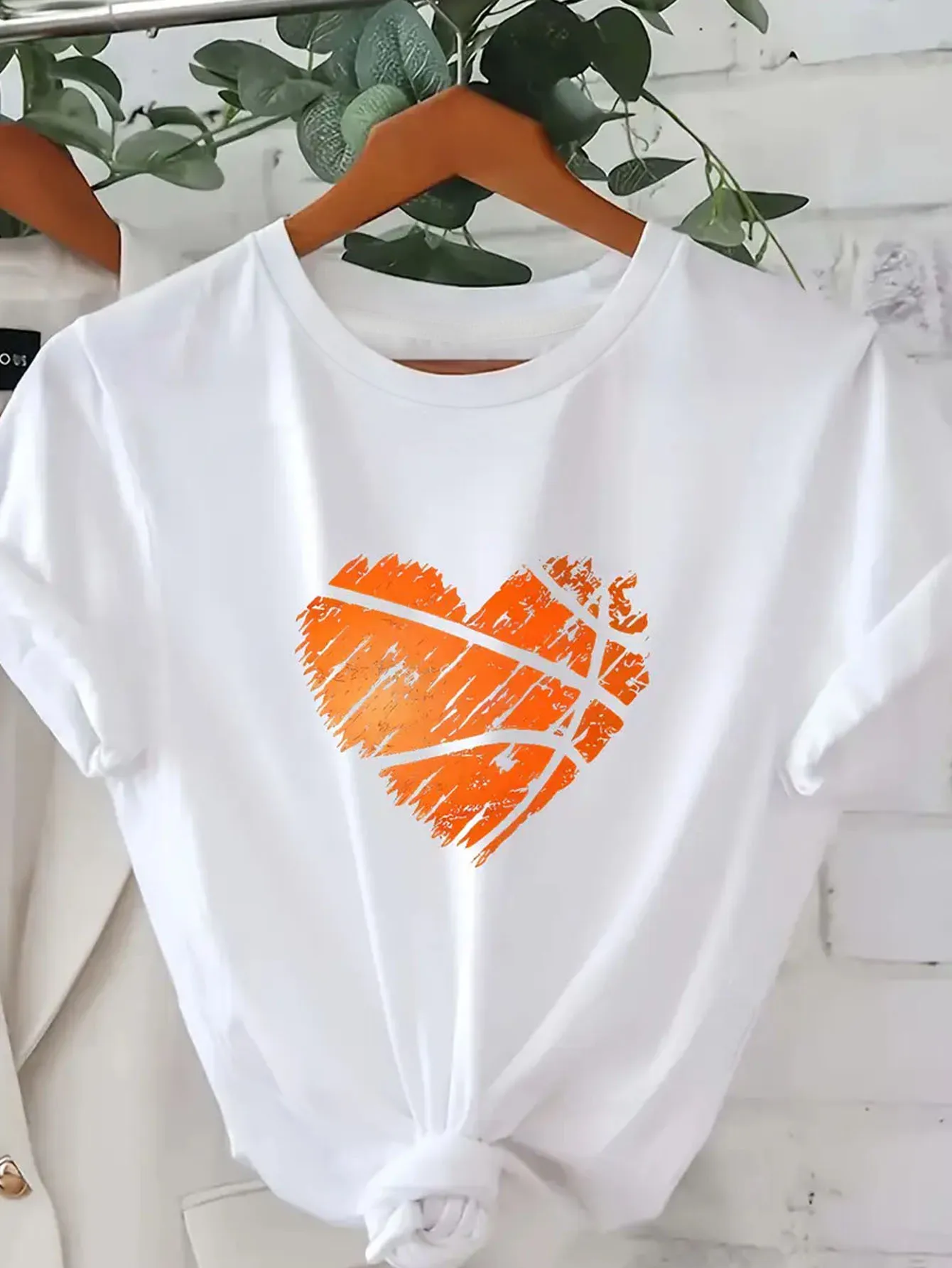 Top de manga en blanco con diseño de pincel amarillo anaranjado Camiseta elegante con gráfico de corazón para mujer - Cuello redondo informal