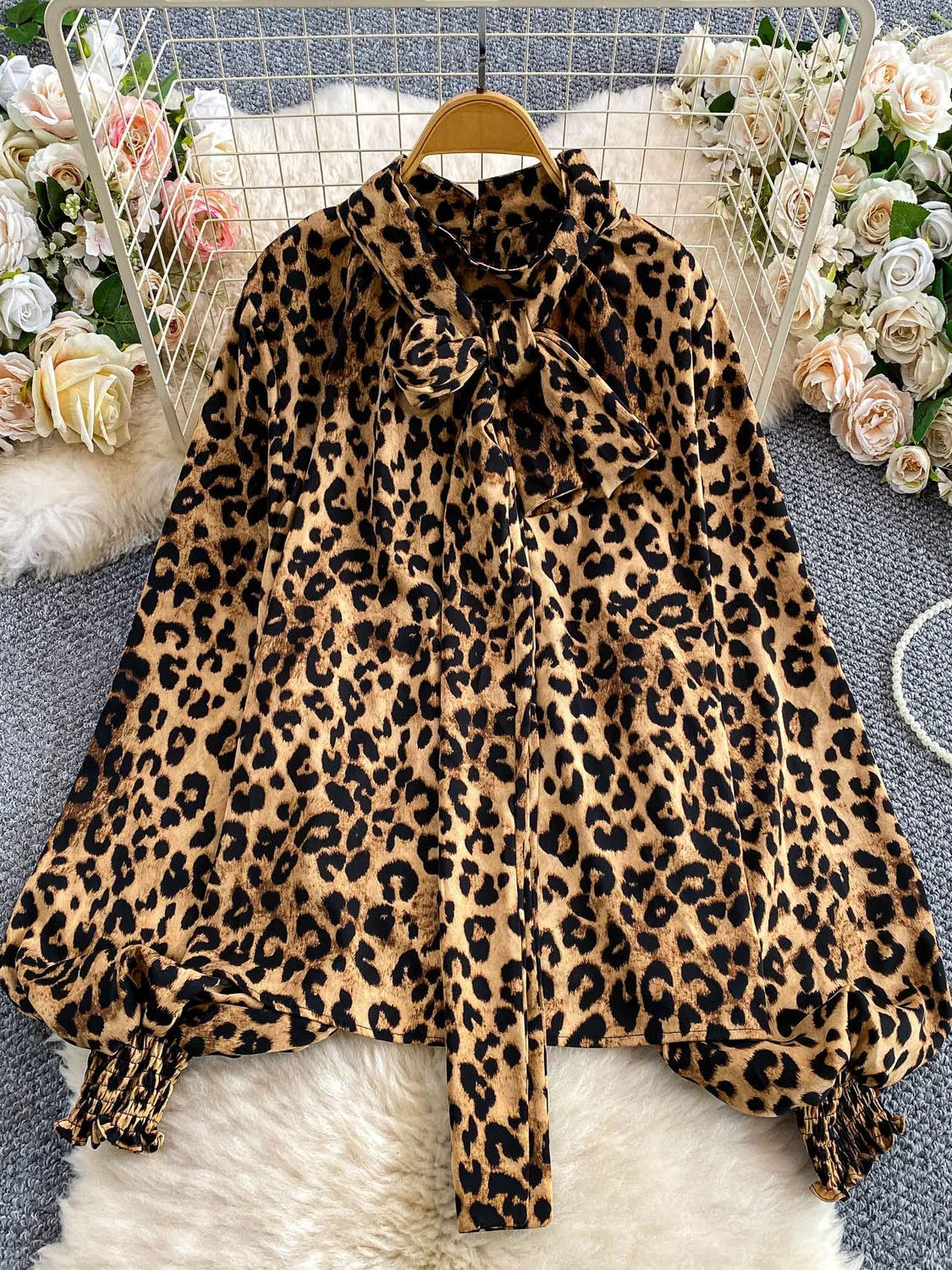 เสื้อท็อปพิมพ์ลายเสือดาวทรงหลวมสไตล์ลำลองสำหรับผู้หญิง รุ่น Ele Bowtie V-ne Lantern Sve  น้ำหนักเบา เหมาะสำหรับฤดูใบไม้ร่วง แฟชั่นทันสมัย