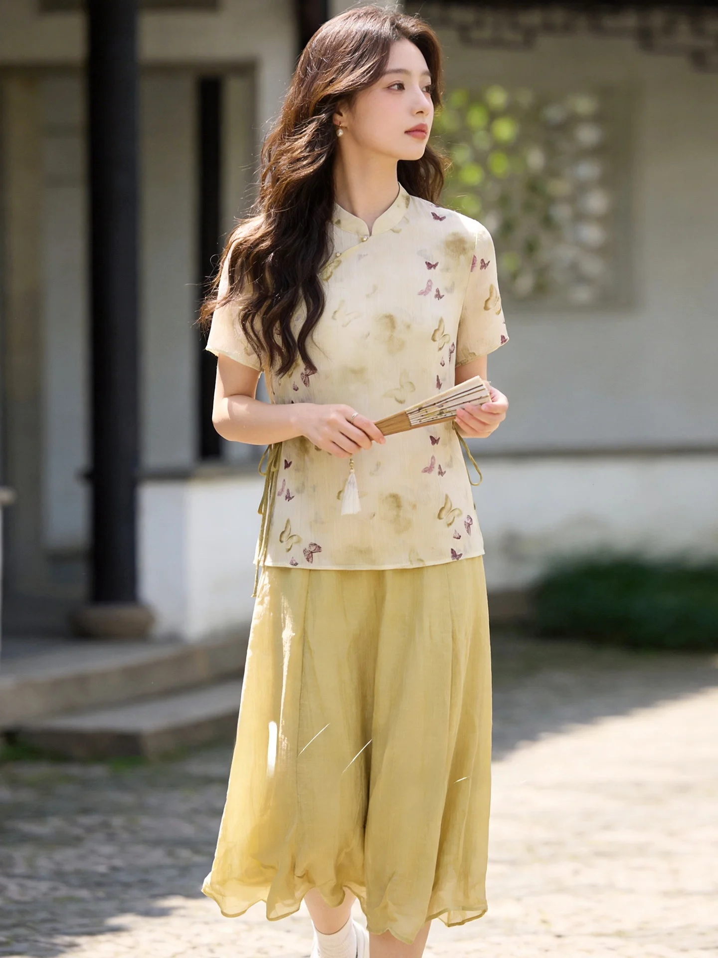 

Летний комплект для женщин больших размеров: платье миди с коротким рукавом и воротником-стойкой, кардиган, юбка А-силуэта с высокой талией — модный ансамбль