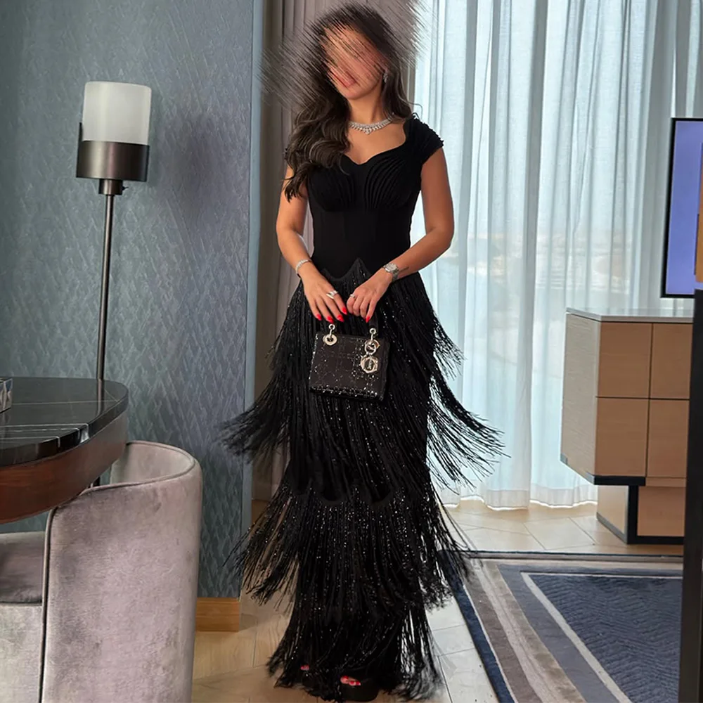 Modisches Meerjungfrauen-Abschlussballkleid aus Jersey mit Quasten, gerafften kurzen Ärmeln, maßgeschneiderte Promi-Kleider, elegante trägerlose Abendkleider