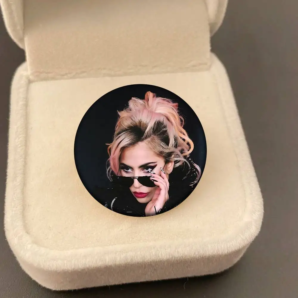 المغني L-سيدة غاغا صفيح لينة زر دبوس بروش شارة معدنية مخصصة مجوهرات اكسسوارات قبعة حقيبة التلبيب