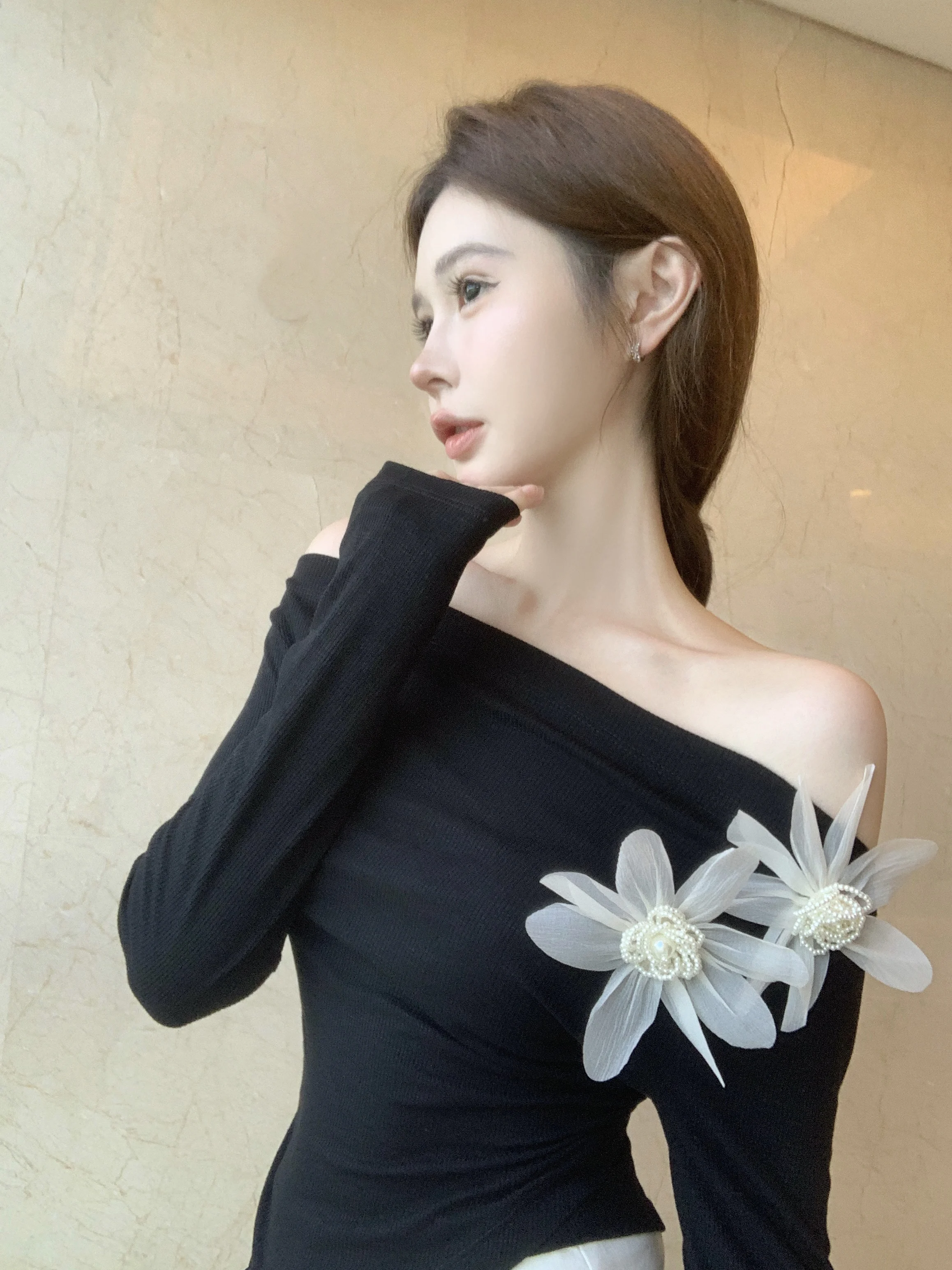 

Off Shoulder Three-dimensional Flower Long Sleeved T-shirt for Women's Autumn Slim Fit and Waist Cinching Bottom Shirt Top