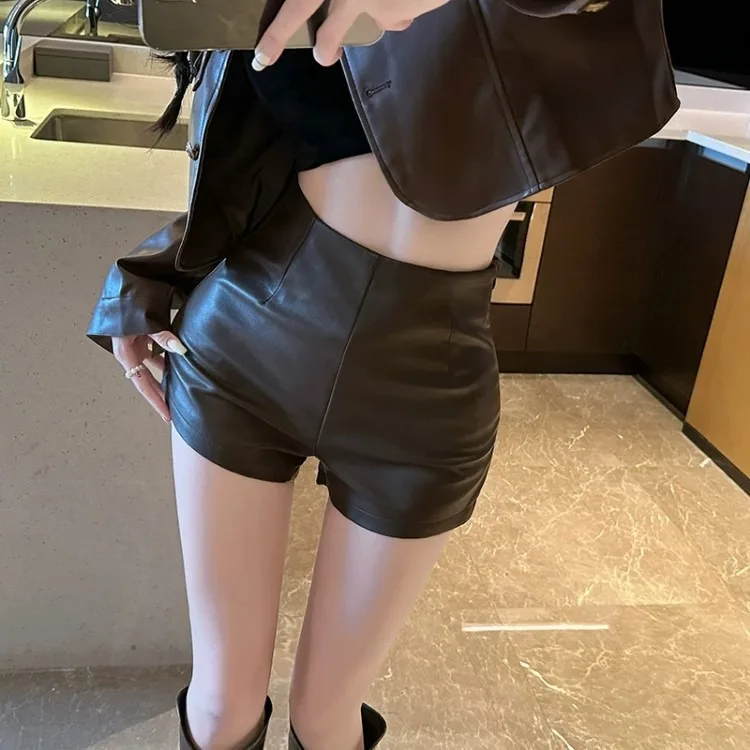 Aufreizendes Mädchen mit sexy High-Waist-Hose, eng anliegend und figurformend, trägt Stiefel, Hosen, elastische Wickelhose, PU-Leder-Shorts, Hotpants. – Detail 3