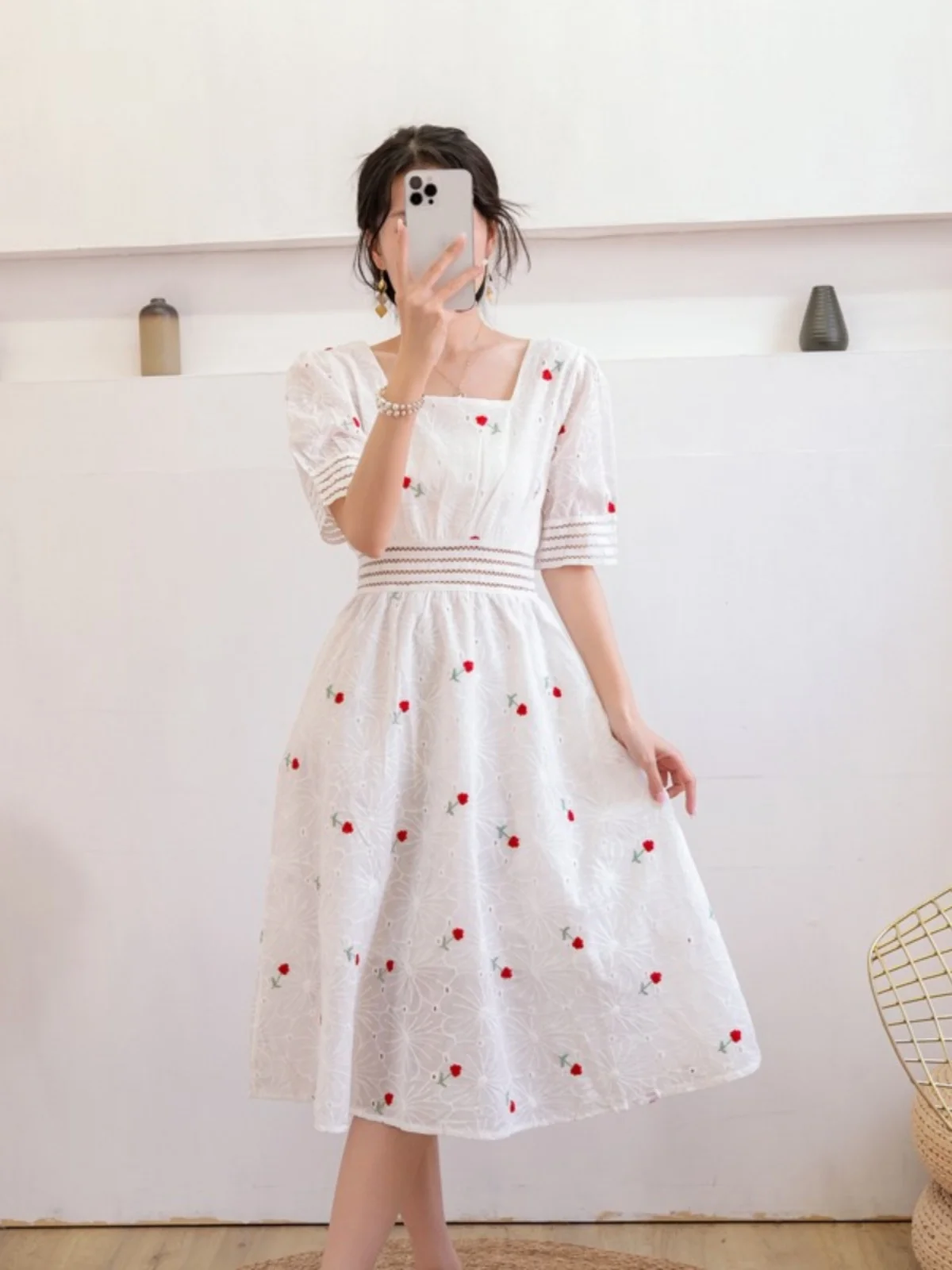 Sukienka damska letnia midi z haftem, ażurowa, kwadratowa, z efektem bąbelkowym, z podkreśloną talią.