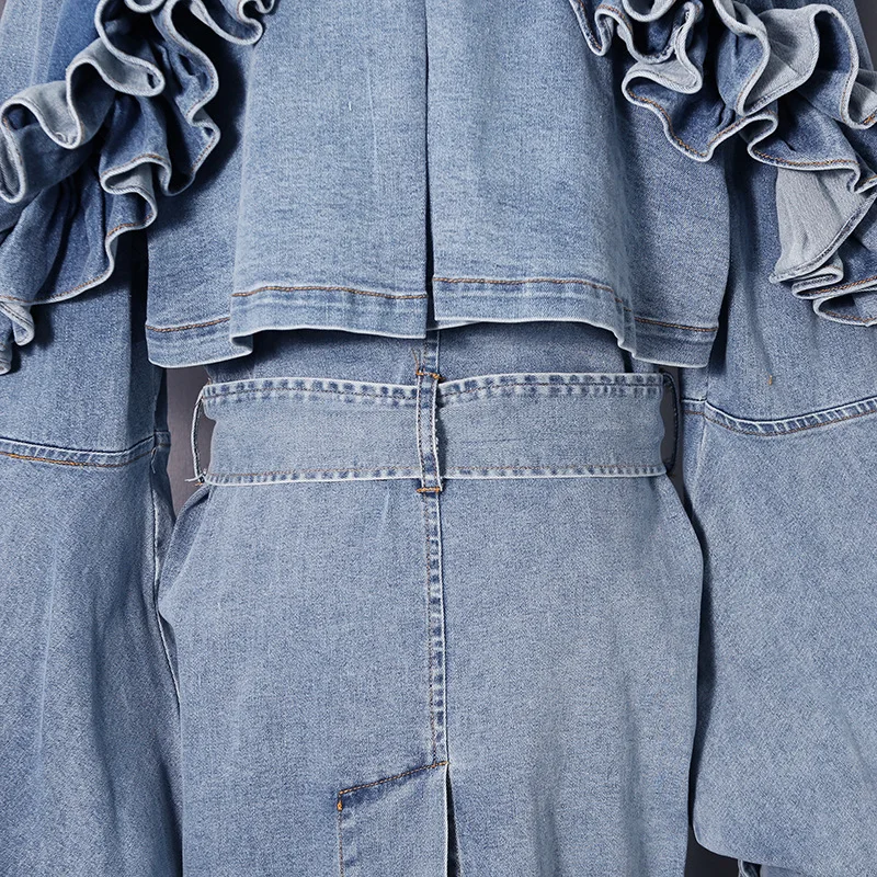 Jesienno-zimowa damska stylowa i modna kurtka jeansowa o luźnym kroju, spersonalizowany płaszcz typu trencz, modna odzież wierzchnia.