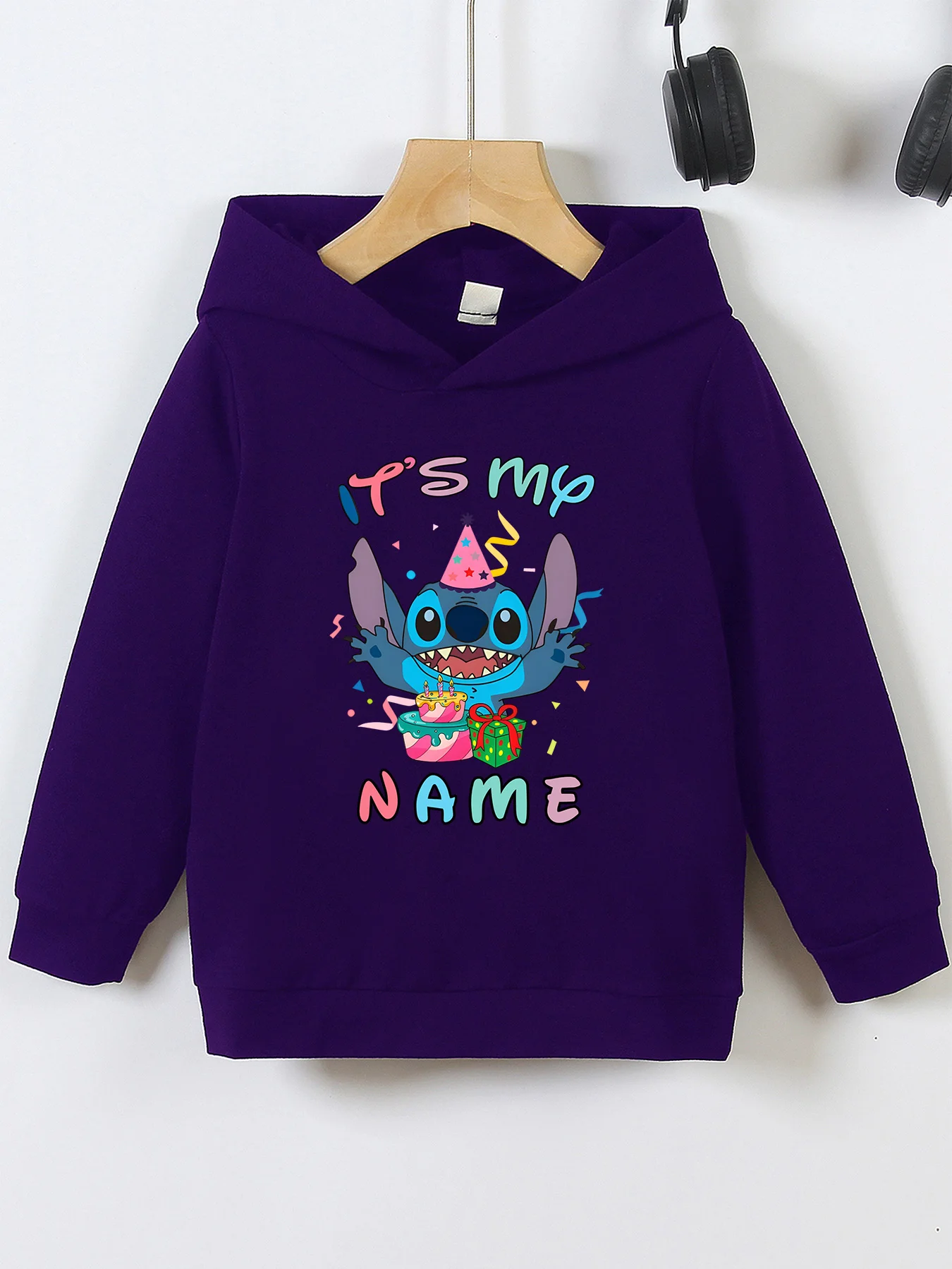 سترة بغطاء للرأس لحفلات أعياد الميلاد من مينيسو - مظهر حفلة عيد ميلاد ستيتش مع تصميم ملون "IT'S MY NAME". مرخص من ديزني