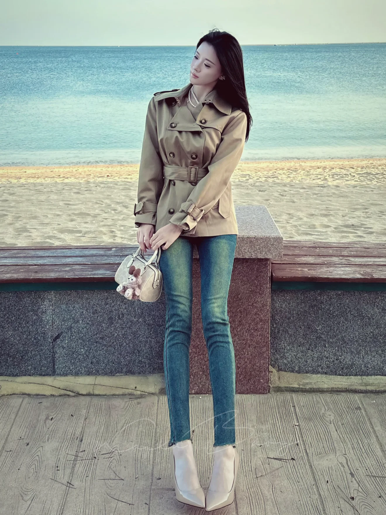 

Женские джинсы Slim Fit с высокой талией в ретро-стиле из высокоэластичной хлопковой стрейч-ткани со встроенными вставками для придания объема бедрам