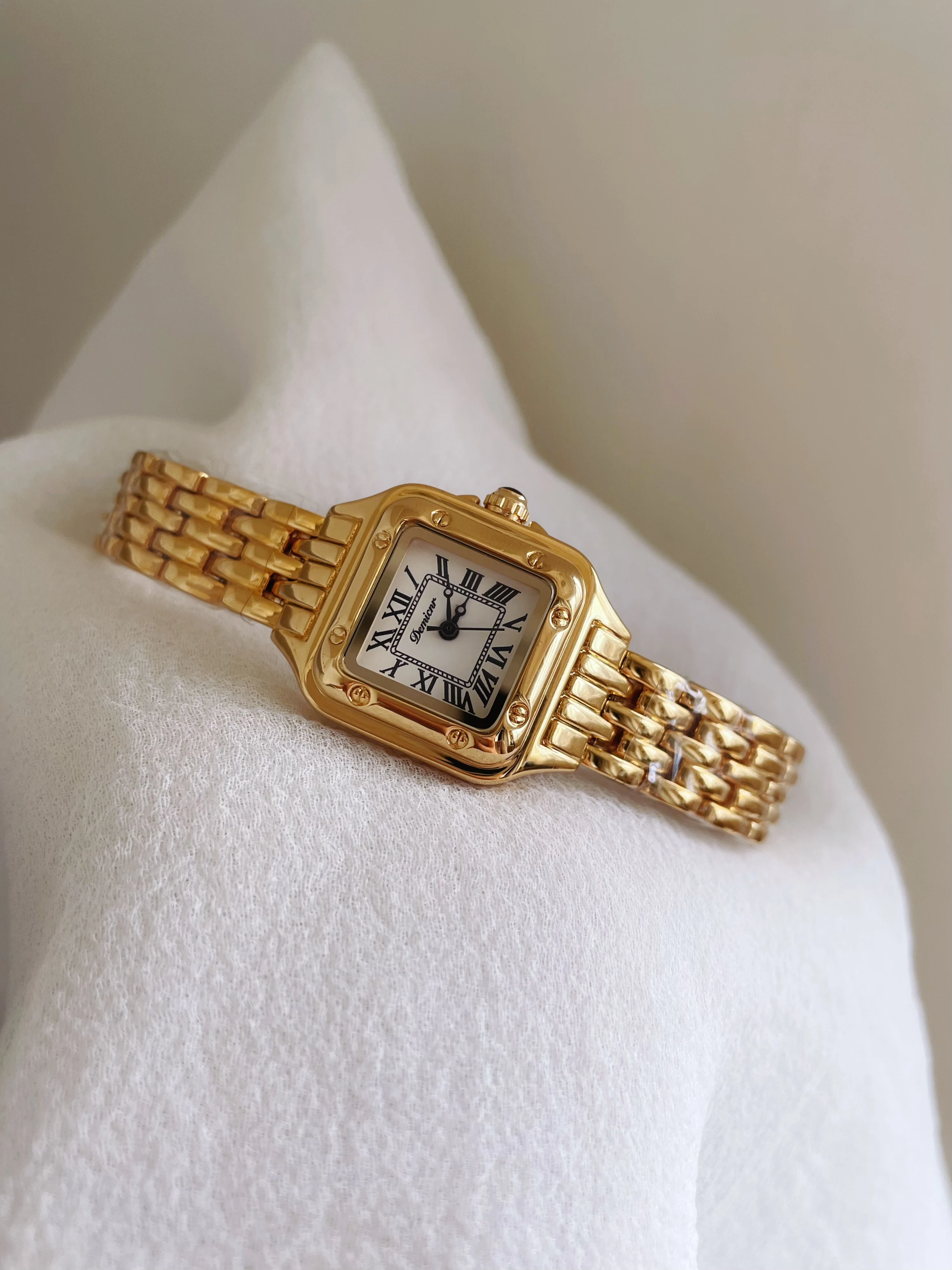 Fashion Niche Women's Watch Gold Square Simple Business Quartz Watch Temperament Women's Watch High-end Holiday Gift