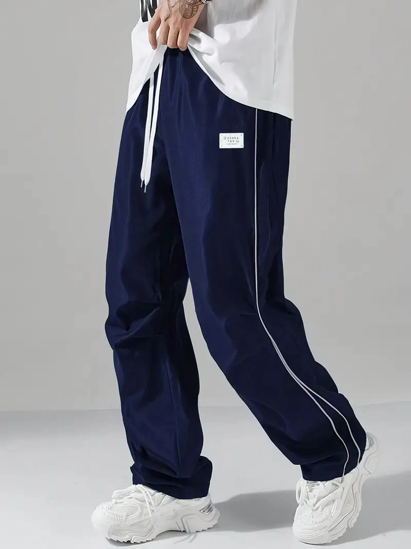 

Мужские свободные спортивные брюки большого размера Four Seasons, дизайн с боковой полосой, декоративная композитная ткань, всесезонные, модные и легкие для подходящих брюк с прямыми штанинами, подходят для занятий спортом на открытом воздухе и повседневн