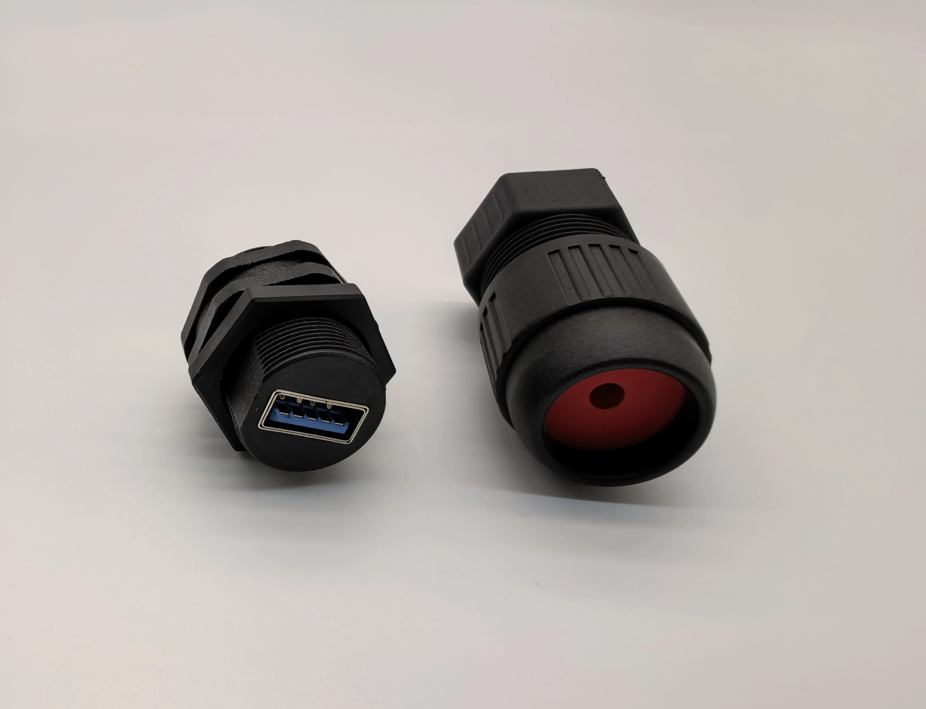 مقرنة USB 3.0 مقاومة للماء باللون الأزرق IP67 مع موصل مقاوم للغبار بقفل سداسي ملولب للسيارات الصناعية في الهواء الطلق