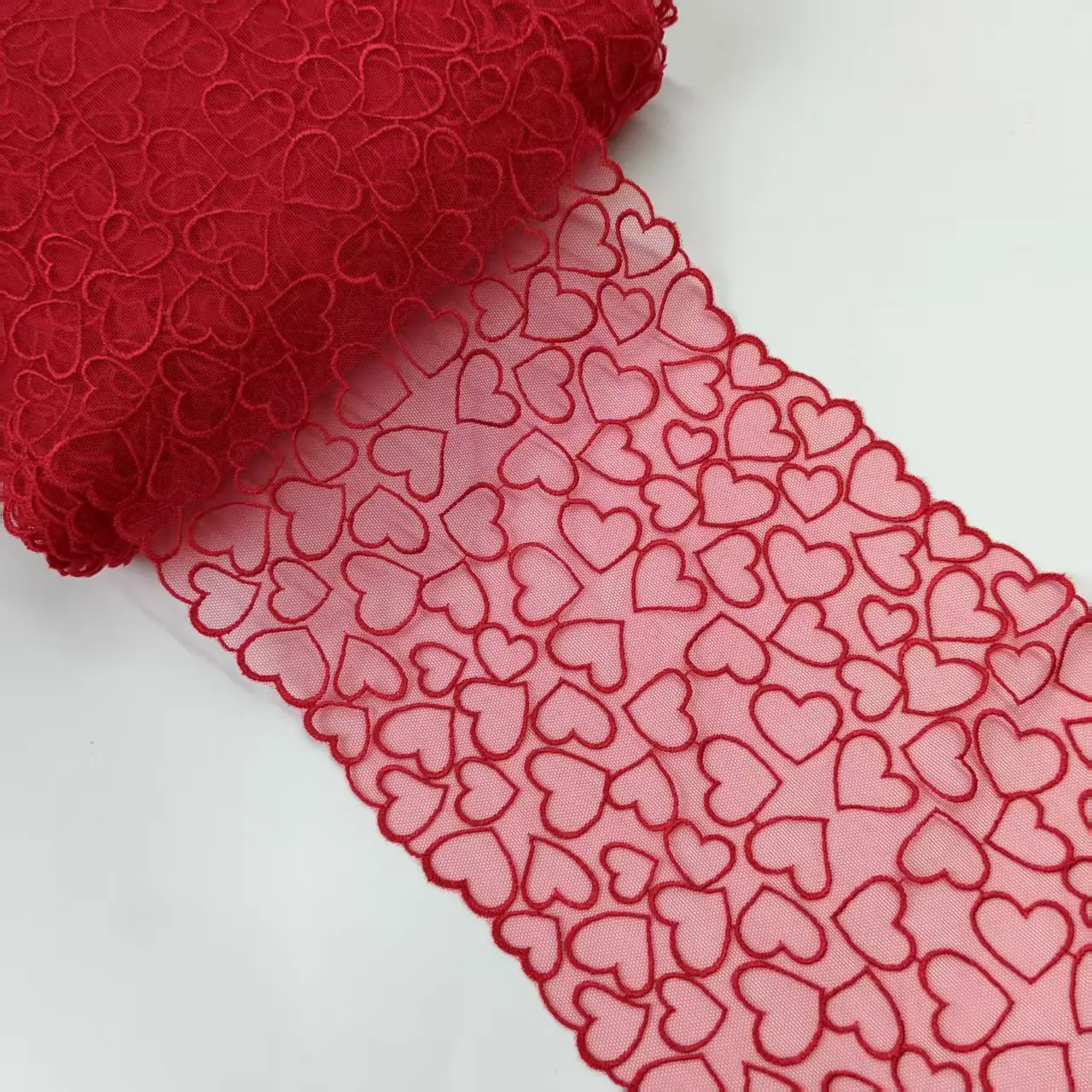 encaje-bordado-rojo-con-motivos-de-amor-accesorios-hechos-a-mano-ancho-18-cm