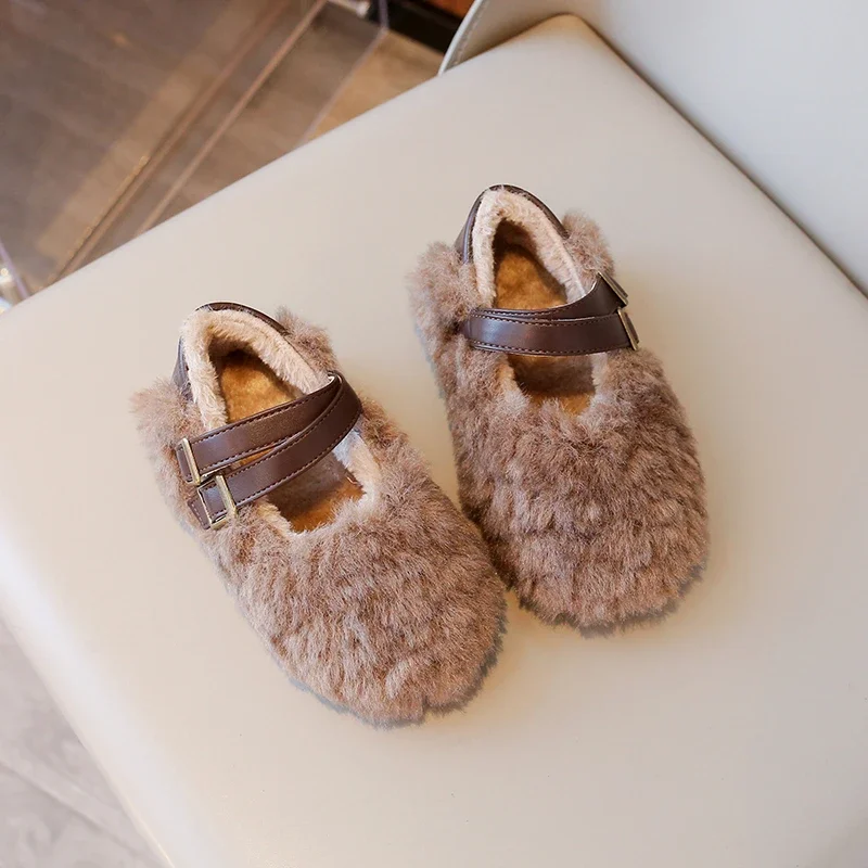 Zapatos mullidos de invierno para bebé, zapatos versátiles para caminar al aire libre, zapatos de algodón a la moda para niña, zapatos planos informales suaves y cálidos de felpa para niños