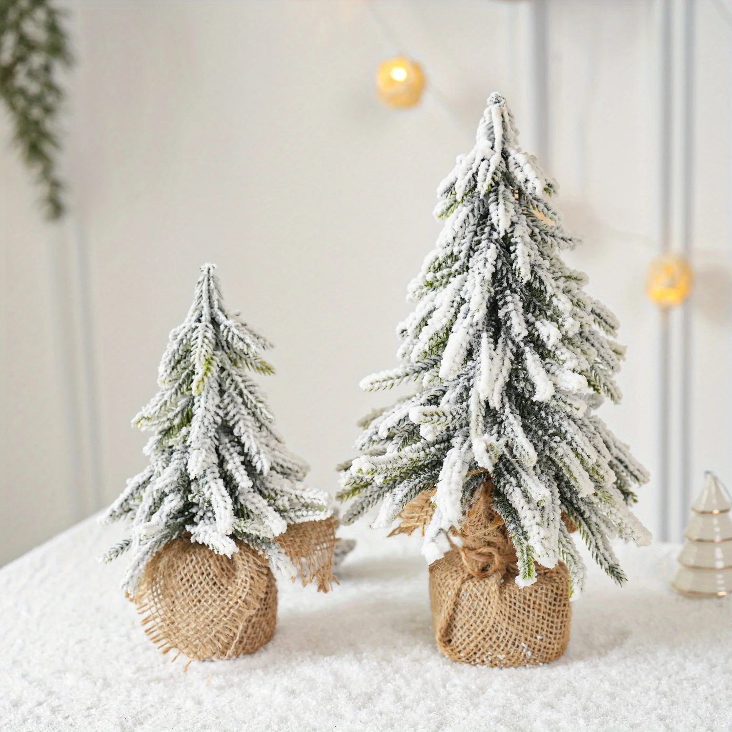 قطعة واحدة من شجرة عيد الميلاد الاصطناعية مع مشهد ثلجي قطيفة، مناسبة لعيد الميلاد ورأس السنة والمهرجانات