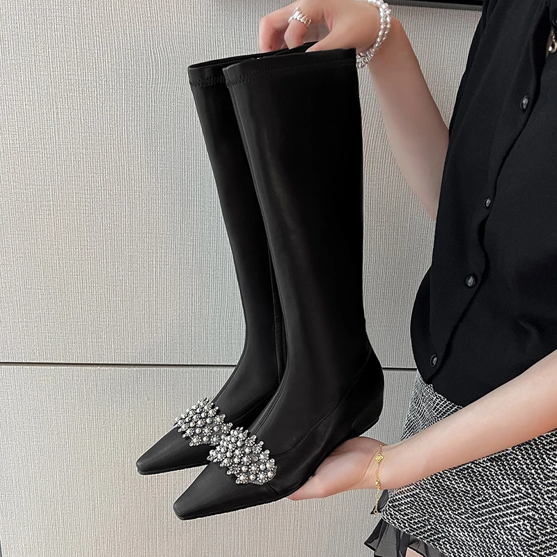 

2026, осенне-зимние женские сапоги до колена, современные узкие сапоги из эластичной микрофибры с острым носком на боковой молнии с жемчугом