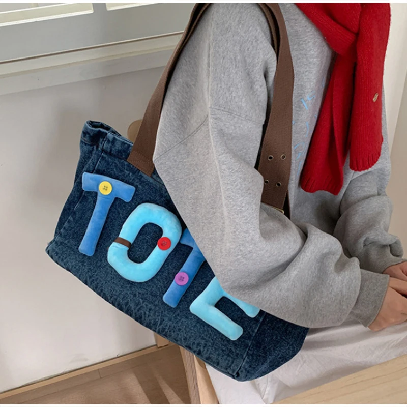Gewaschene Denim Vintage Schultertasche, Große Kapazität Y2k Mädchen Flauschige Buchstaben Farbige Knöpfe Tragetasche, Hobo Pendler Canvas Handtasche – Detail 15