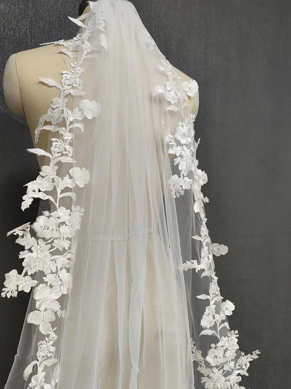 

Customized Real Photos Long Lace Wedding Veil with Comb One Layer Bridal Veil Voile de la Mariée Wedding Accessories