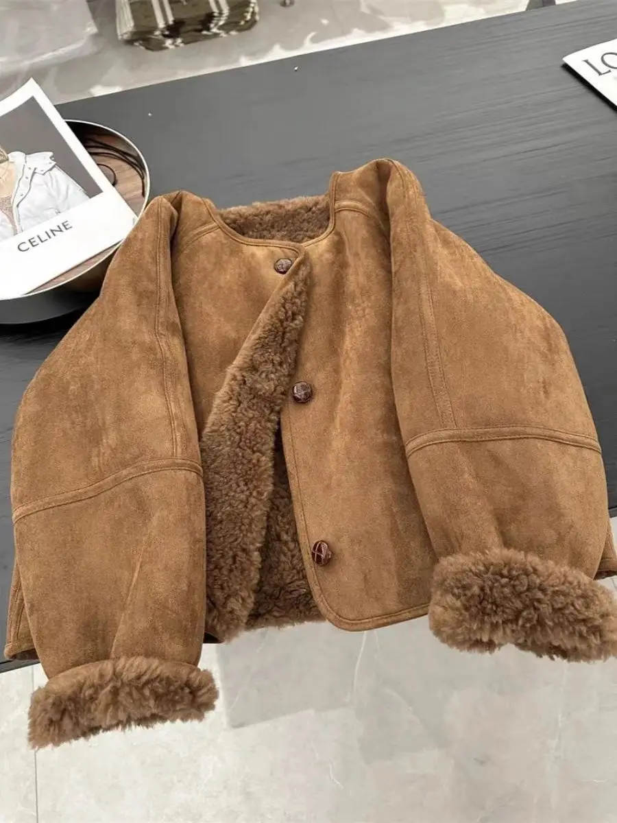 

Новое коричневое свободное пальто 2025 года: осенне-зимняя модная повседневная модель для работы, утепленное, на пуговицах, с круглым вырезом, длинными рукавами, цельное.