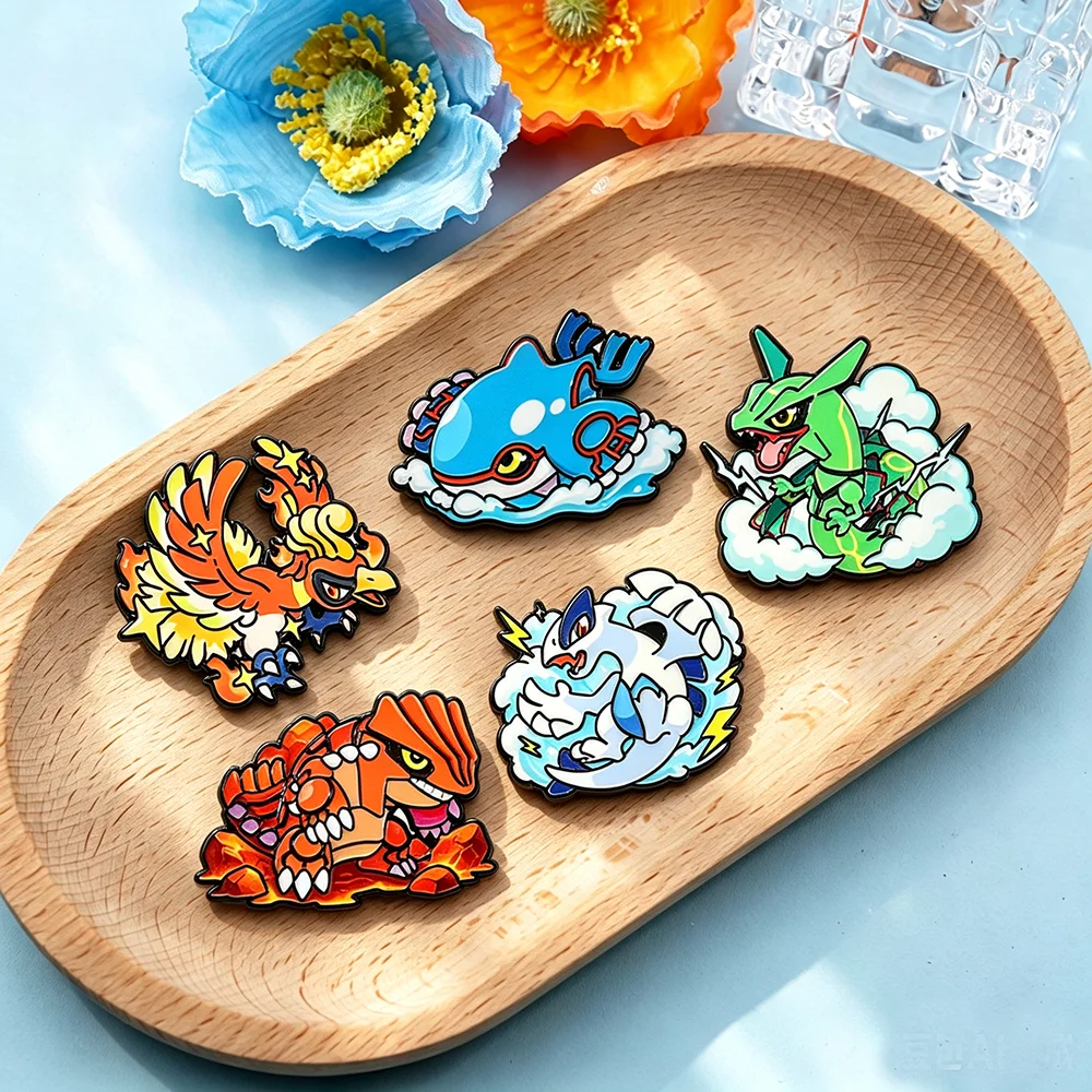 5 Stück Anime Legendarische Bestien Monster Emaille-Broschen Groudon Kyogre Rayquaza Anstecknadel für Tasche Cartoon Sammlerstück Geschenk
