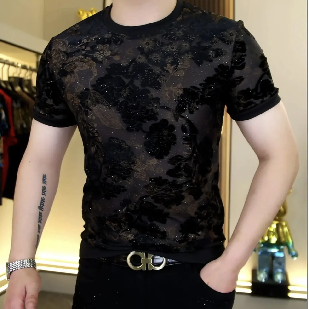 

Модная мужская футболка с круглым вырезом и коротким рукавом, с золотой бархатной вышивкой и стразами, приталенная, эластичная, с принтом, летняя новинка