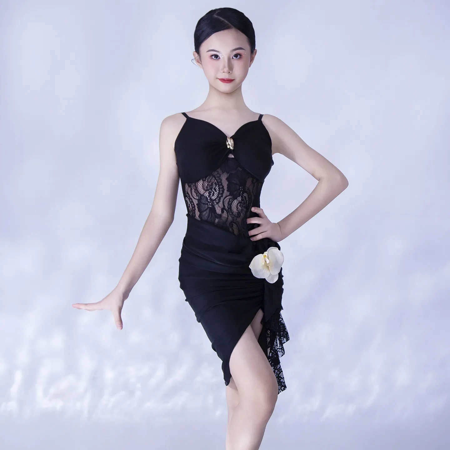 

Новинка 2026: Костюм для латиноамериканских танцев (топ на бретелях с кружевом и юбка с разрезом) для выступлений на сцене, румба, самба, танцевальная одежда DQL12603