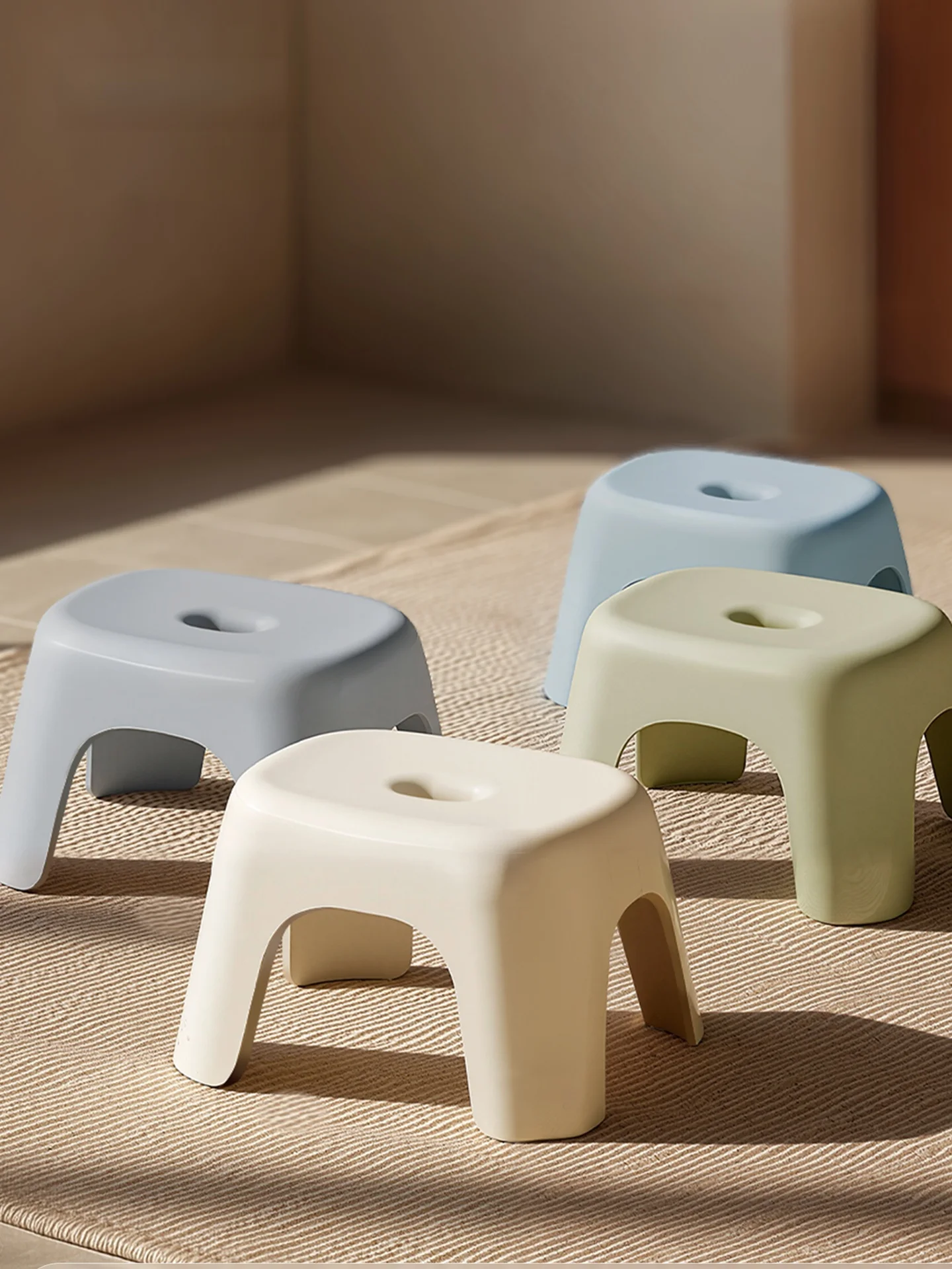 厚みのある小さなスツールプラスチック製スタッカブルチェア大人用バスルームティーテーブルスツール子供用低スツール滑り止め家庭用家具