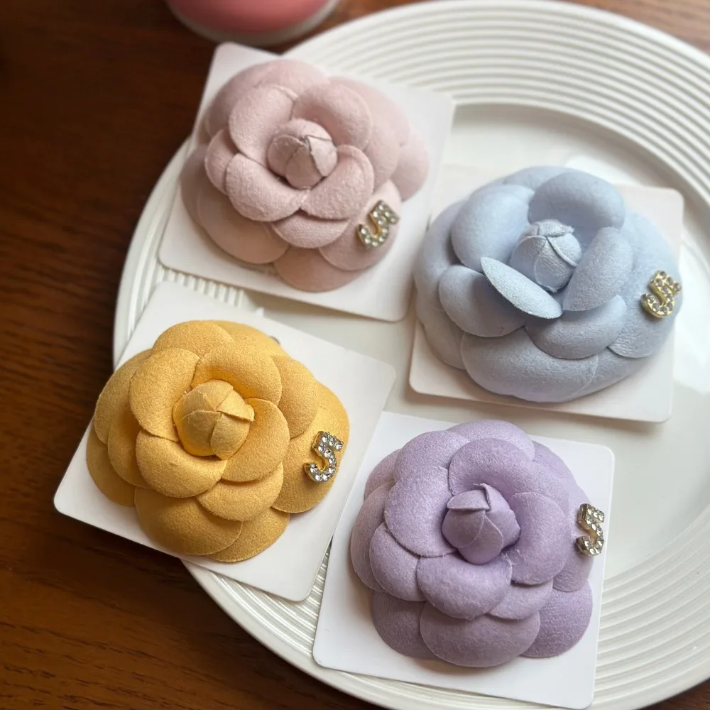 High-end Camellia Brooch for Women Luxury Elegant Flower Lapel Pins Accessory Exquisite Coat Suit Corsage Wedding Party Badge