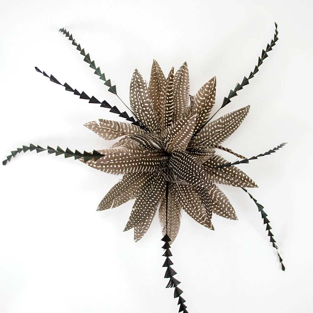 broche-boutonniere-en-plumes-de-poulet-naturelles-ideale-pour-les-mariages-les-receptions-et-les-tenues-habillees