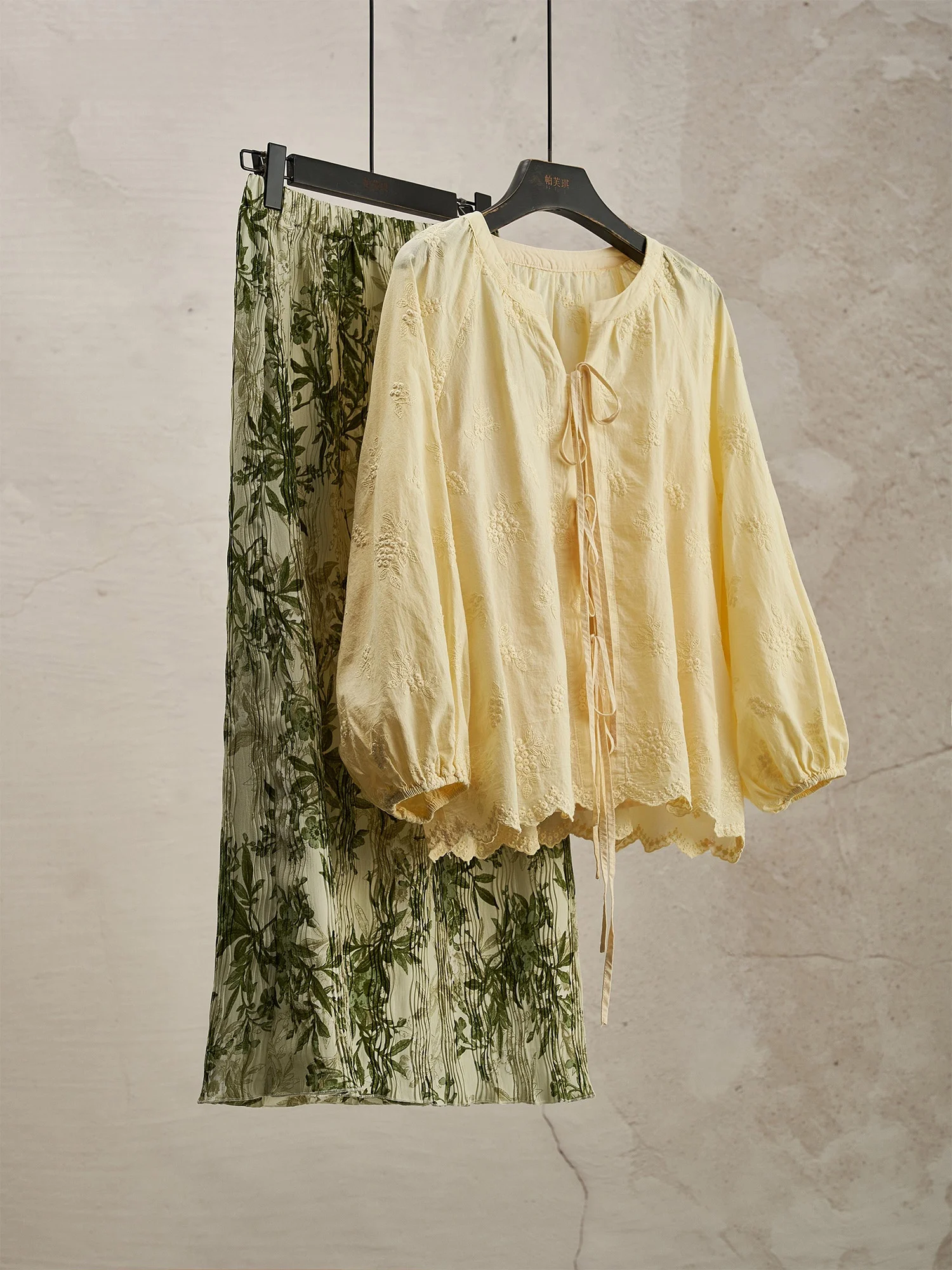 superbe-ensemble-chemise-et-jupe-jaunes-a-manches-lanternes-magnifique-ensemble-deux-pieces-hanfu-tendance-pour-femme-printemps-ete