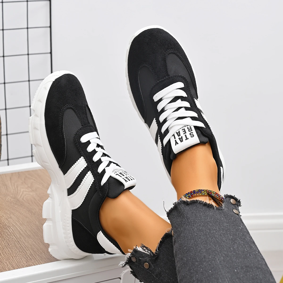 النساء المضادة للانزلاق أحذية رياضية في الهواء الطلق الخريف العلامة التجارية الفاخرة فلكنيز أحذية النساء 2025 ربيع جديد ضوء غير رسمي أحذية رياضية مسطحة النساء