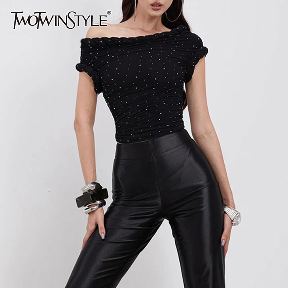 

TWOTWINSTYLE утягивающие сращенные модные футболки для женщин с разрезом на шее и короткими рукавами, лоскутная футболка со складками, женская одежда