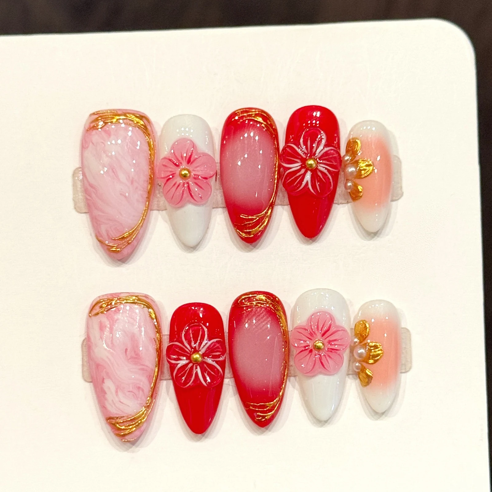 

10 шт. Накладные ногти ручной работы в гавайском стиле, градиент красно-розовый, с 3D цветами и золотой фольгой, фальшивые ногти в форме миндаля, французский стиль