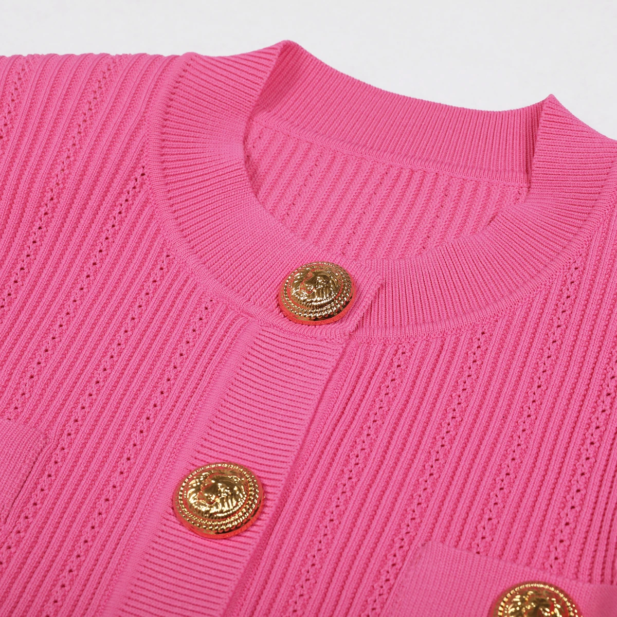 Primavera e verão nova moda viajando socialite feminino malha fivela de metal versátil em torno do pescoço manga comprida cardigan topo