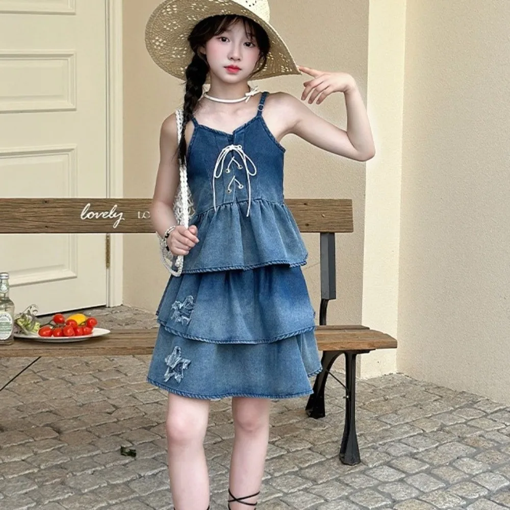 ชุดเดรสยีนส์เด็กแบบสายเดี่ยว กระโปรงทรงเอ ชุดคาวบอยเด็กผู้หญิง ทรงหลวม สไตล์ลำลอง แต่งระบายไล่สี ชุดเดรสพองๆ สำหรับใส่เที่ยวข้างนอก