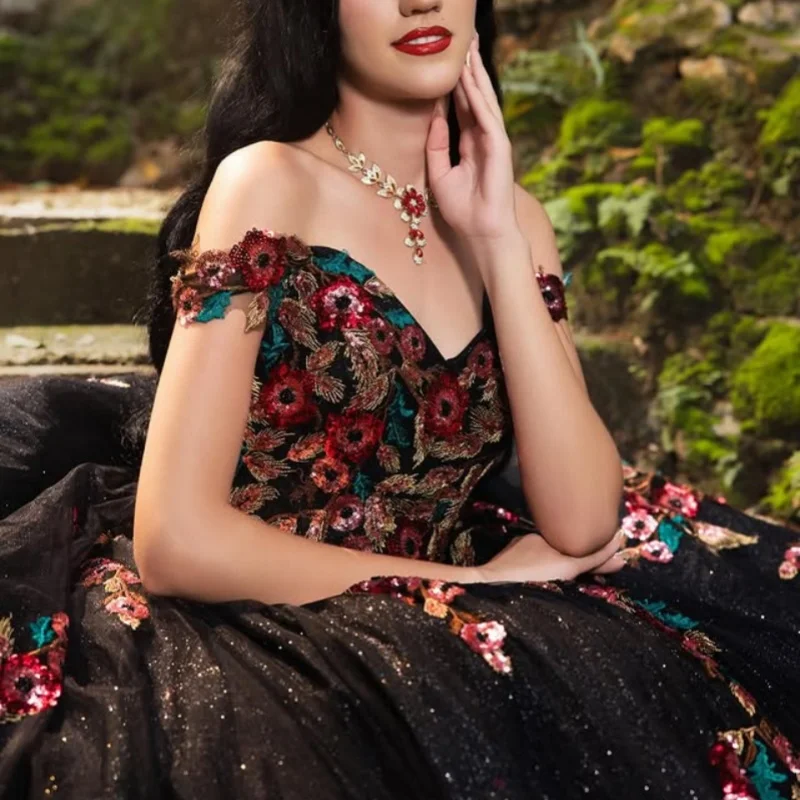 

Блестящее черное платье Quinceanera, кружевное многослойное платье с открытыми плечами, блестящая цветочная наклейка, платья de 15, Quinceanera ﻿ Индивидуальный