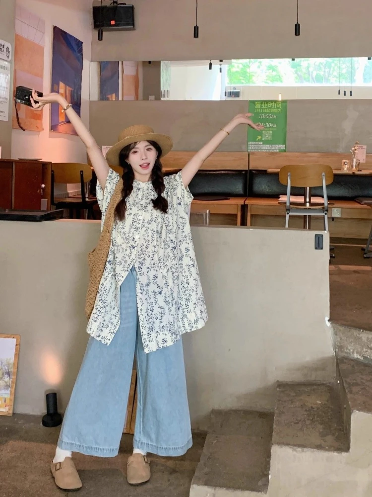 

Женский комплект японской одежды с цветочным принтом — синяя блузка и потертые широкие джинсы | Летний курортный костюм Essential Boho Sweetheart Vibe