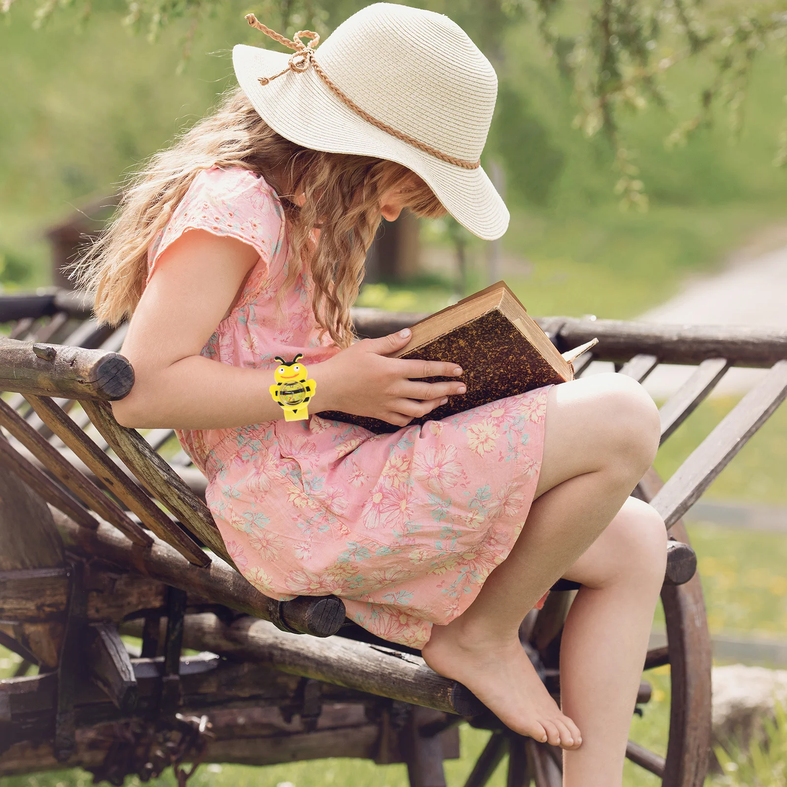 

Cartoon Bee Kids Slap on Watch Lovely Children Wristwatch Bright Design for Easy Time Reading Kids Birthday Gift