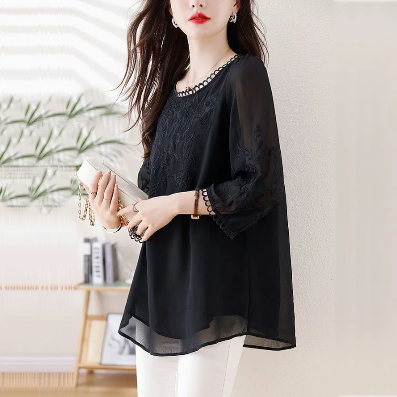 Camisa holgada de gasa para mujer, ropa de verano de talla grande, camisa de manga central de Mm gorda, Top bordado que reduce la edad por 200 kilómetros