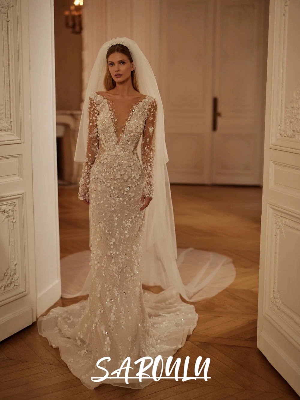 

Glamorous Low Back Exclusive Cut Out Wedding Dress Shimmering Appliques Customized Floor-length Stunning Bridal Gown No Veil