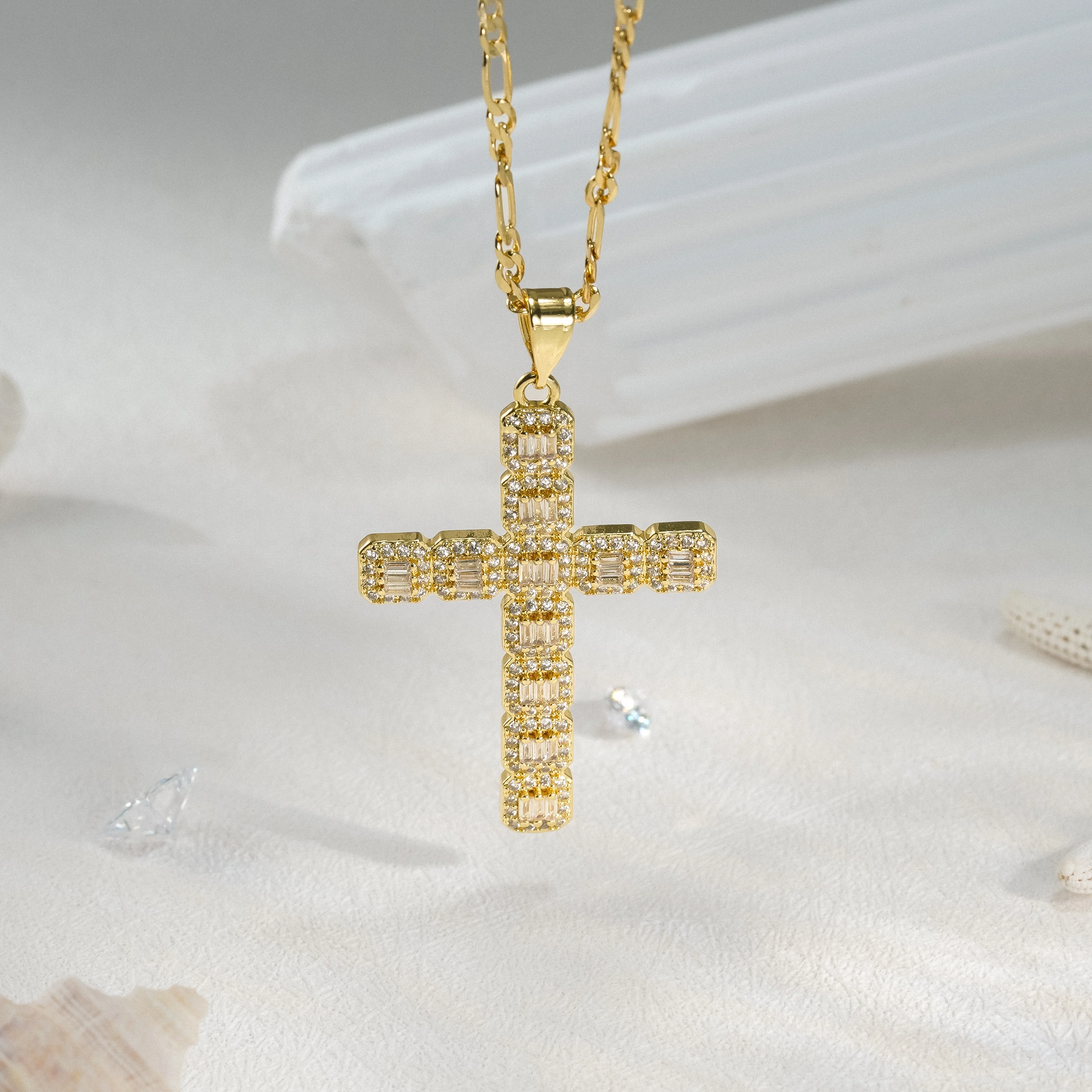 

Shiny Zircon Cross Pendant Necklace For Woman Copper Plated 14K Gold Color Fashion Jewelry ForCharm Bling Daily Religious Gift