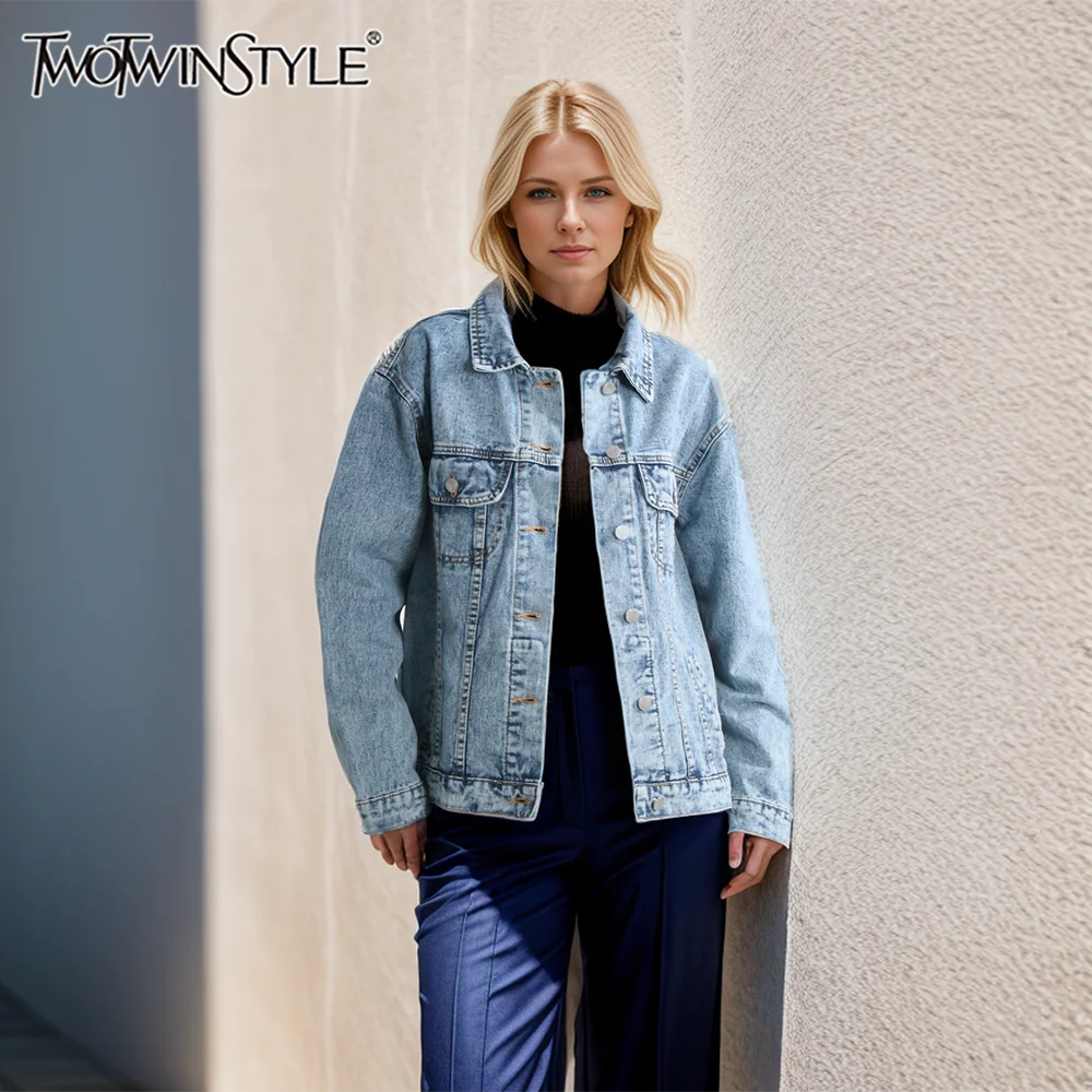 

Женская однобортная джинсовая куртка TWOTWINSTYLE, осенняя однотонная однобортная джинсовая куртка с отложным воротником и длинными рукавами,