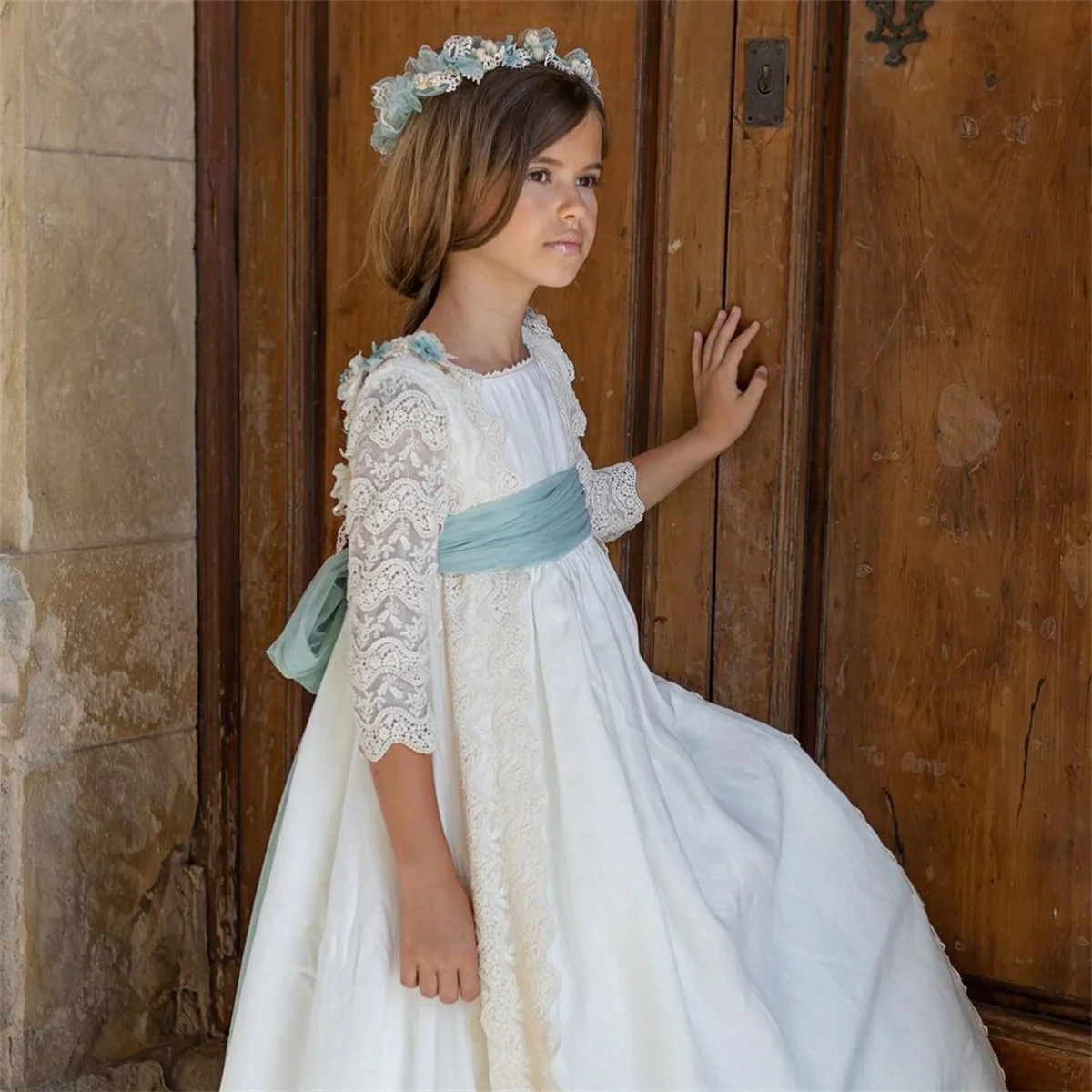 Abito da ragazza di fiori ricamato pizzo bianco manica 3/4 con cintura con fiocco abito da sposa per la comunione dei bambini con fiore piccolo