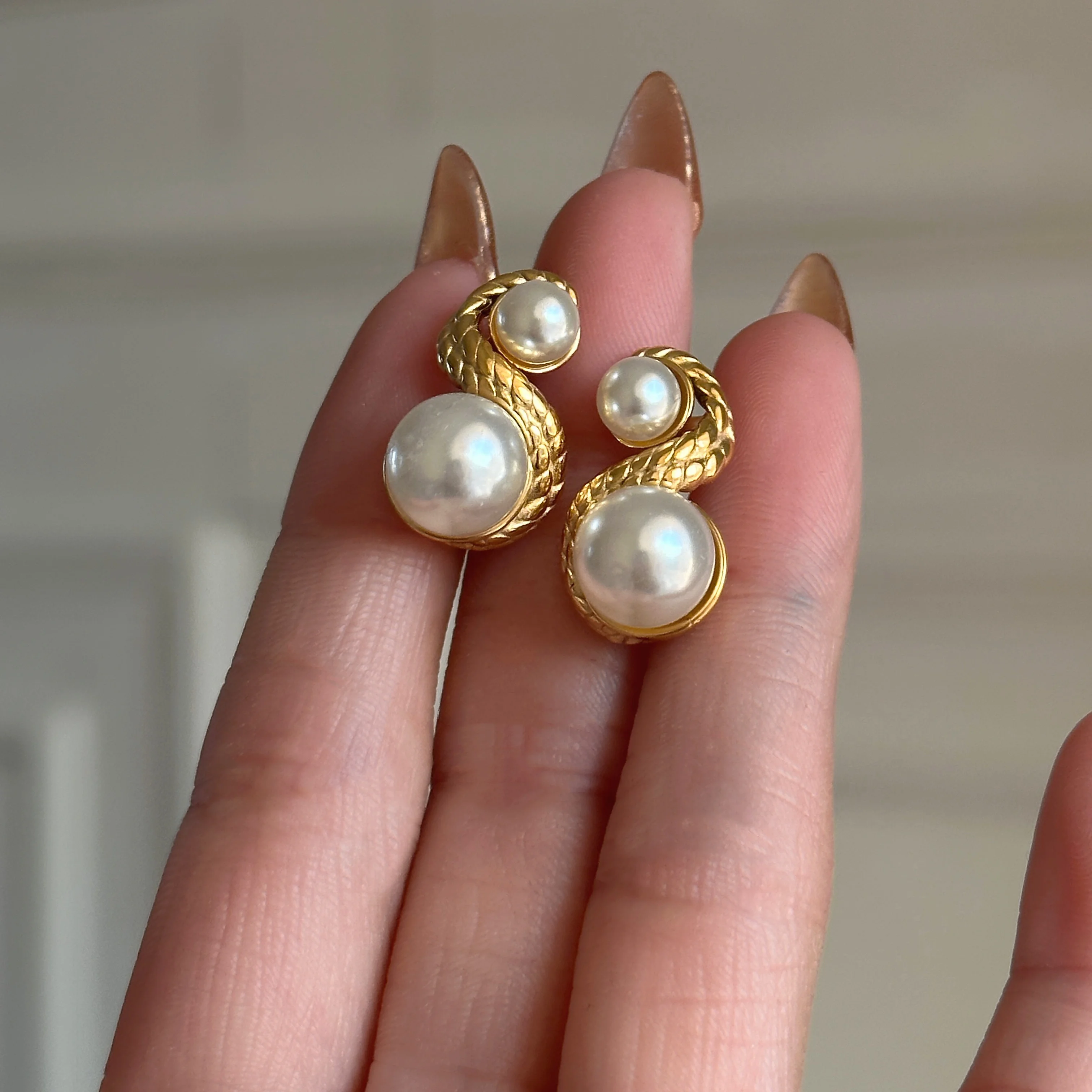

DASEIN Royal Pearl S Shape Stud Earrings for Women Stainless Steel Hypoallergenic 18k Gold Plated High Quality Jewelry Gifts