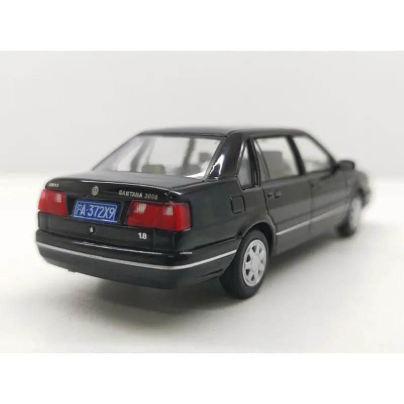 White Retro Classic Model 1:43 Shanghai Santana 2000 car model 11 X 4.5 X 4cm