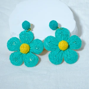 Um par de brincos elegantes de praia vento flor de ráfia tecidos à mão para mulheres são perfeitos para uso diário de férias 10 principais vendas rafia flores - №2