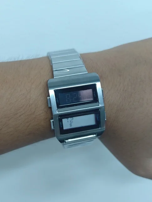 Matriz correspondente retro 1980s relógio digital eletrônico duplo display lcd design futurista de aço inoxidável 2026 relógio